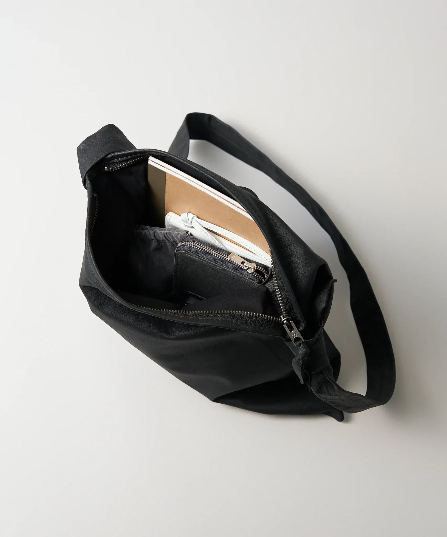 シンプルで柔らかいスクエア型のファスナー付きやぎ革ショルダーバッグ