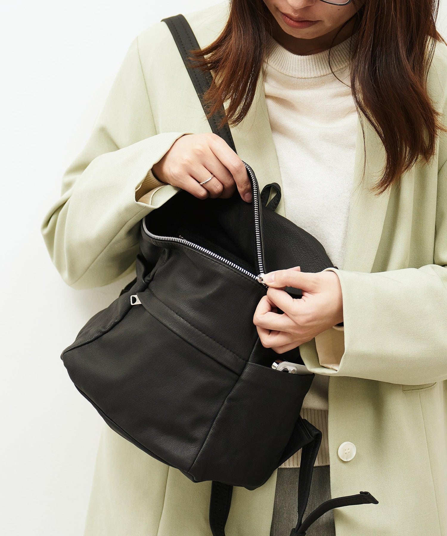 小ぶりなボックス型やぎ革リュック - スタイリッシュで機能的 – REN