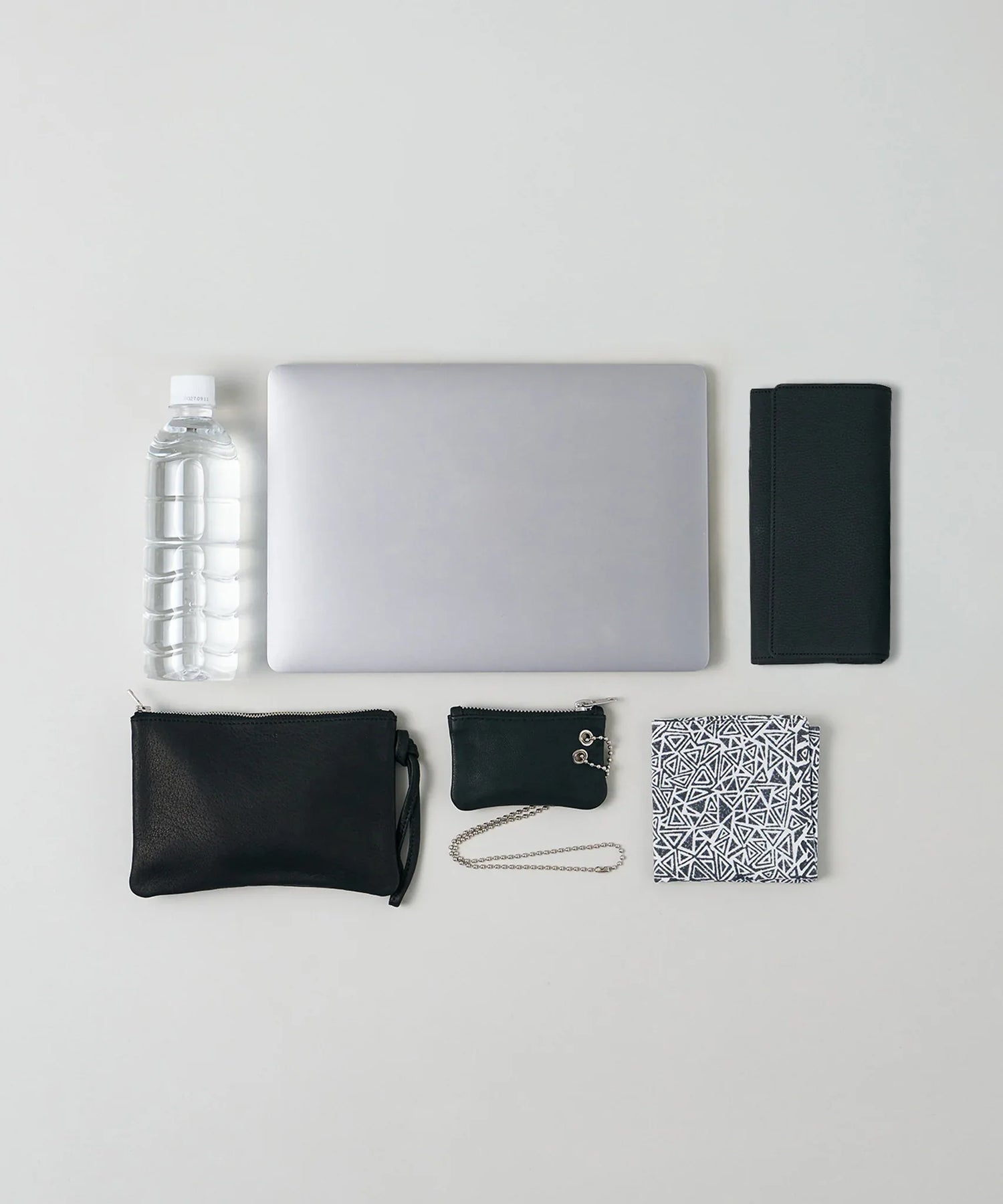 シンプルで柔らかいスクエア型のファスナー付きやぎ革ショルダーバッグ