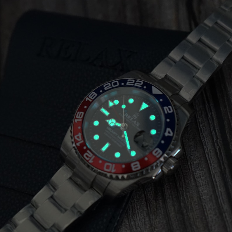 Relax Red & Blue GMT - Relax by Atelier Perpetuel