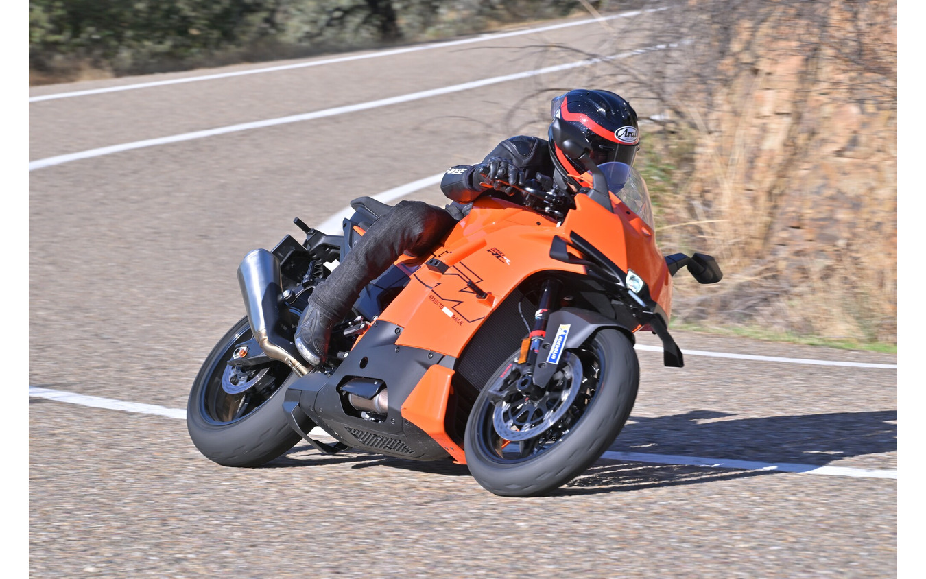 KTM 990RC R 試乗】エキサイティングかつ、人間が操ることができる