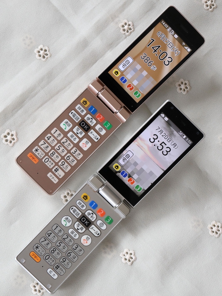 価格.com - 『上：かんたん携帯11 下：かんたん携帯9』シャープ