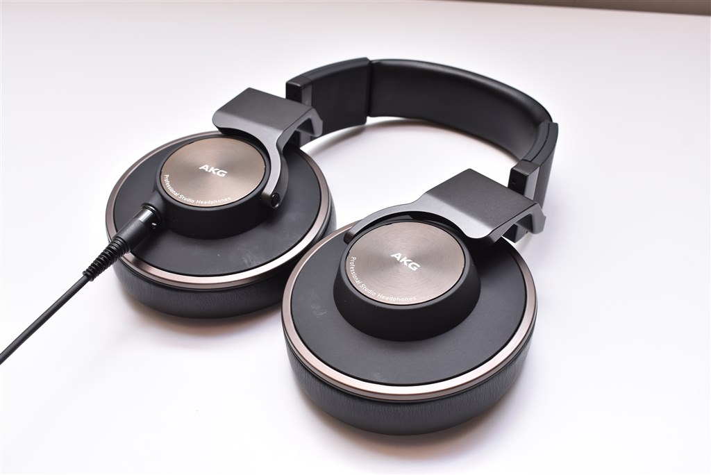 原音を忠実に再生してくれるプロ向けの密閉型スタジオヘッドホン』 AKG