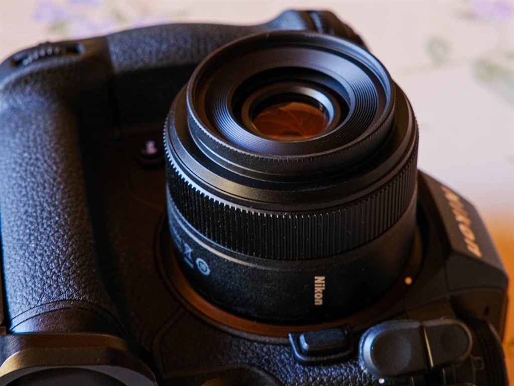 小型軽量で写り良しの40mmF2、CANONのレンズフードが似合います