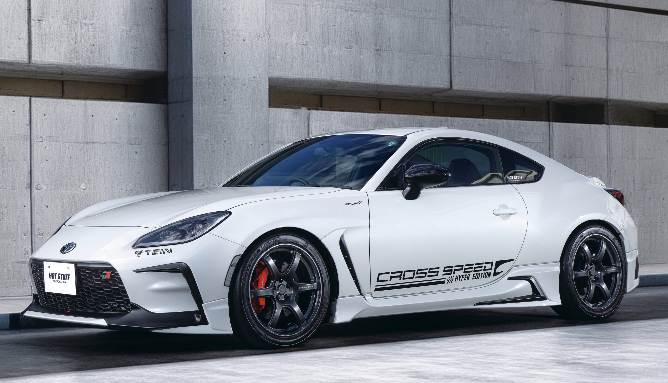 デザインと機能性で人気のRS6に新サイズ18×8.0J inset 44を追加「HOT