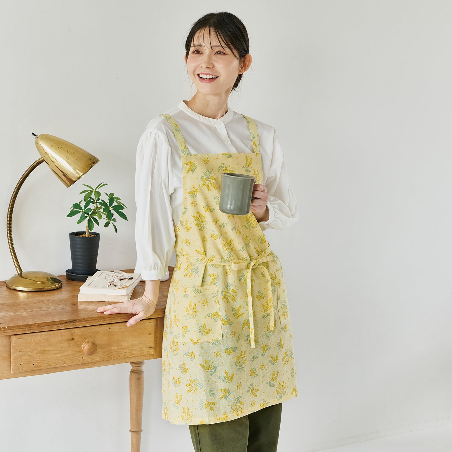 アビチュアル エプロン フラワー スズラン ライトブルー【2025年SS新作