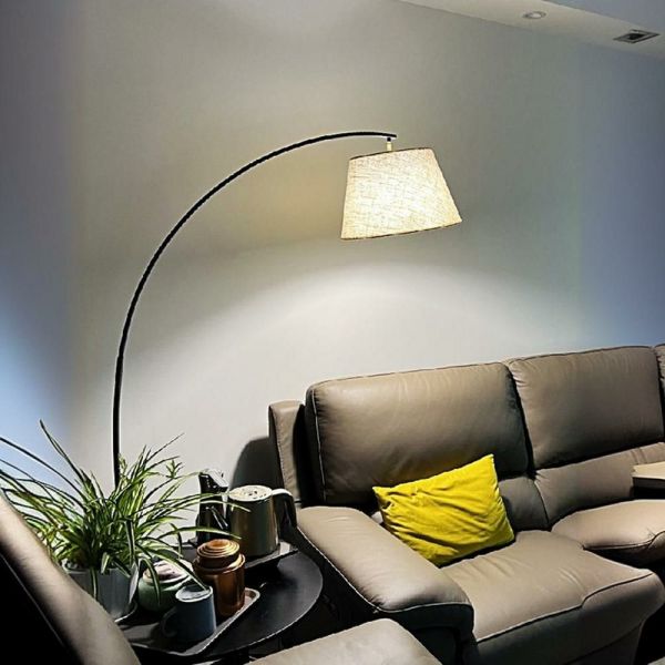 シンプルでモダンなメタルアーチフロアランプ。ファブリックシェード
