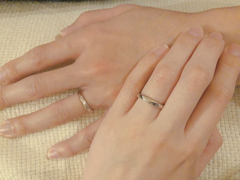 夫婦共に石なしのシンプルなデザインでプラチナを希望していました。何