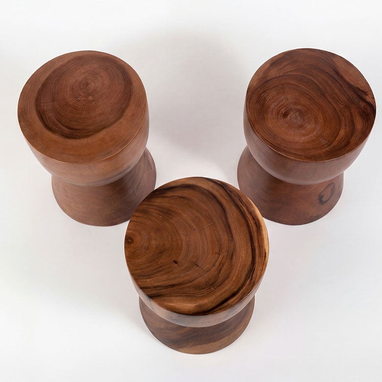 バリ島のヴィラやホテルでよく使われているモンキーポッドの丸太から