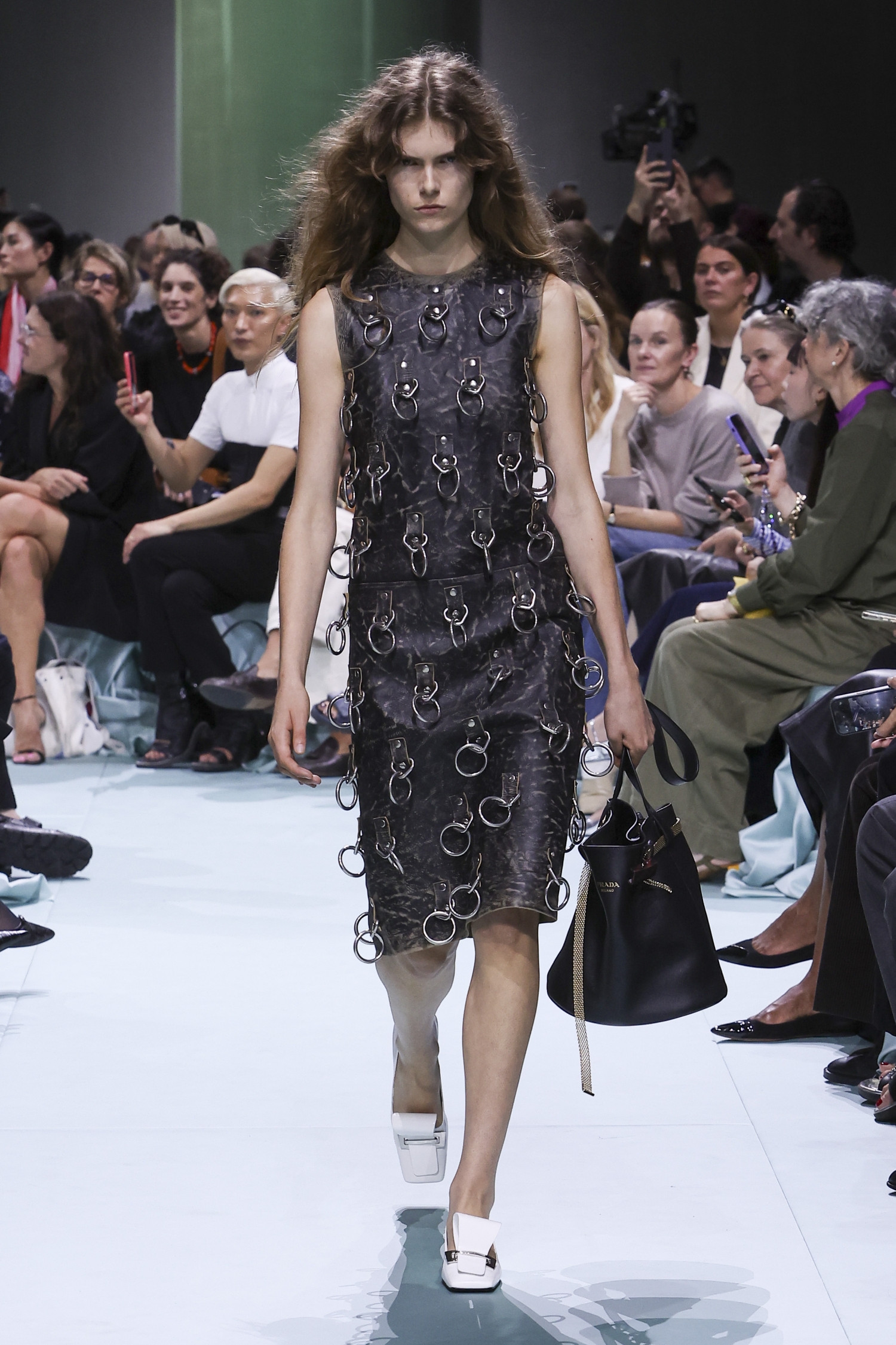 PRADA（プラダ）」、2025年春夏ウィメンズコレクションを発表 無限の