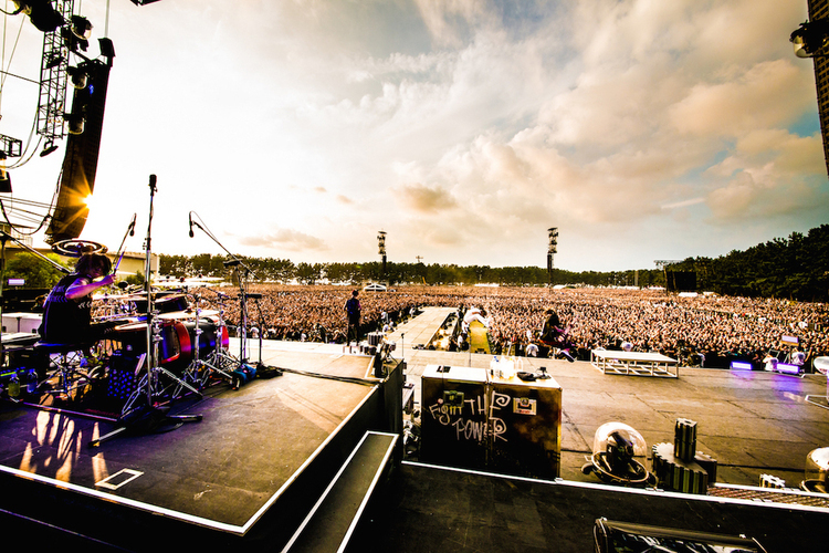 完全レポ】ONE OK ROCK、11万人動員の渚園、圧巻のフィナーレまで