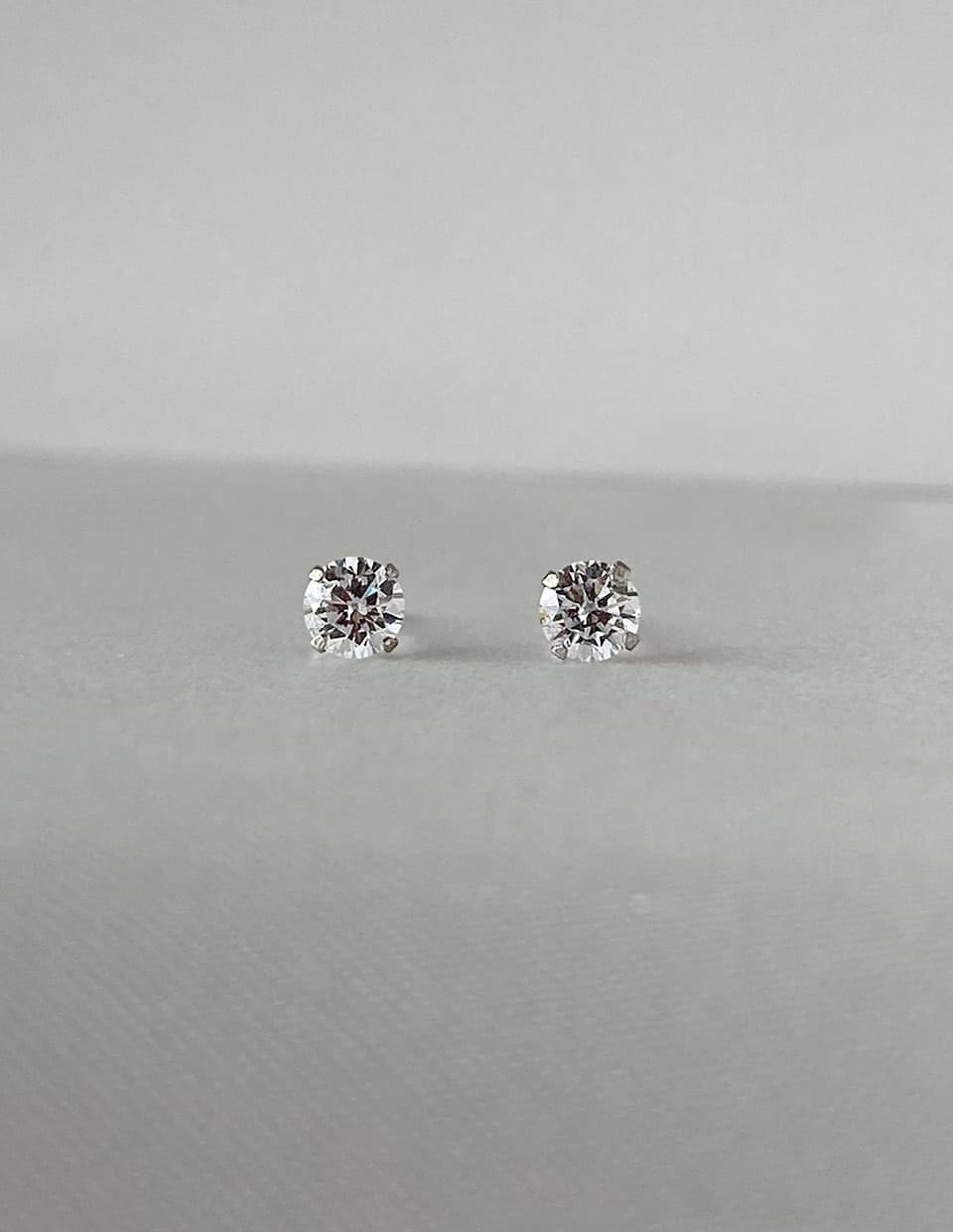 CZ 4mmスタッドピアス SV925 – 金属アレルギー対応のアクセサリー