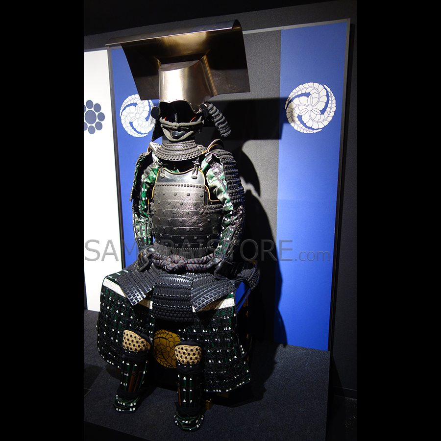 等身大甲冑一式 鎧、兜 血の跡のようなものあり 等身大甲冑一式 鎧、兜