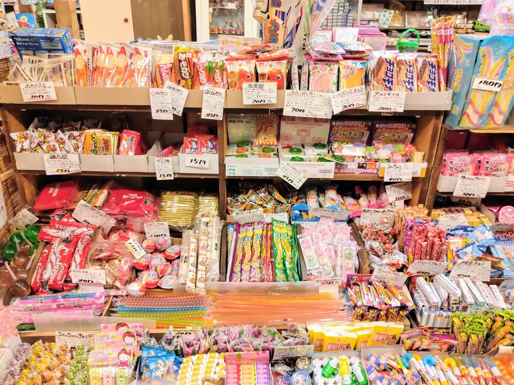 昭和レトロでわくわくが止まらない！新潟市秋葉区の「にいつ駄菓子の駅