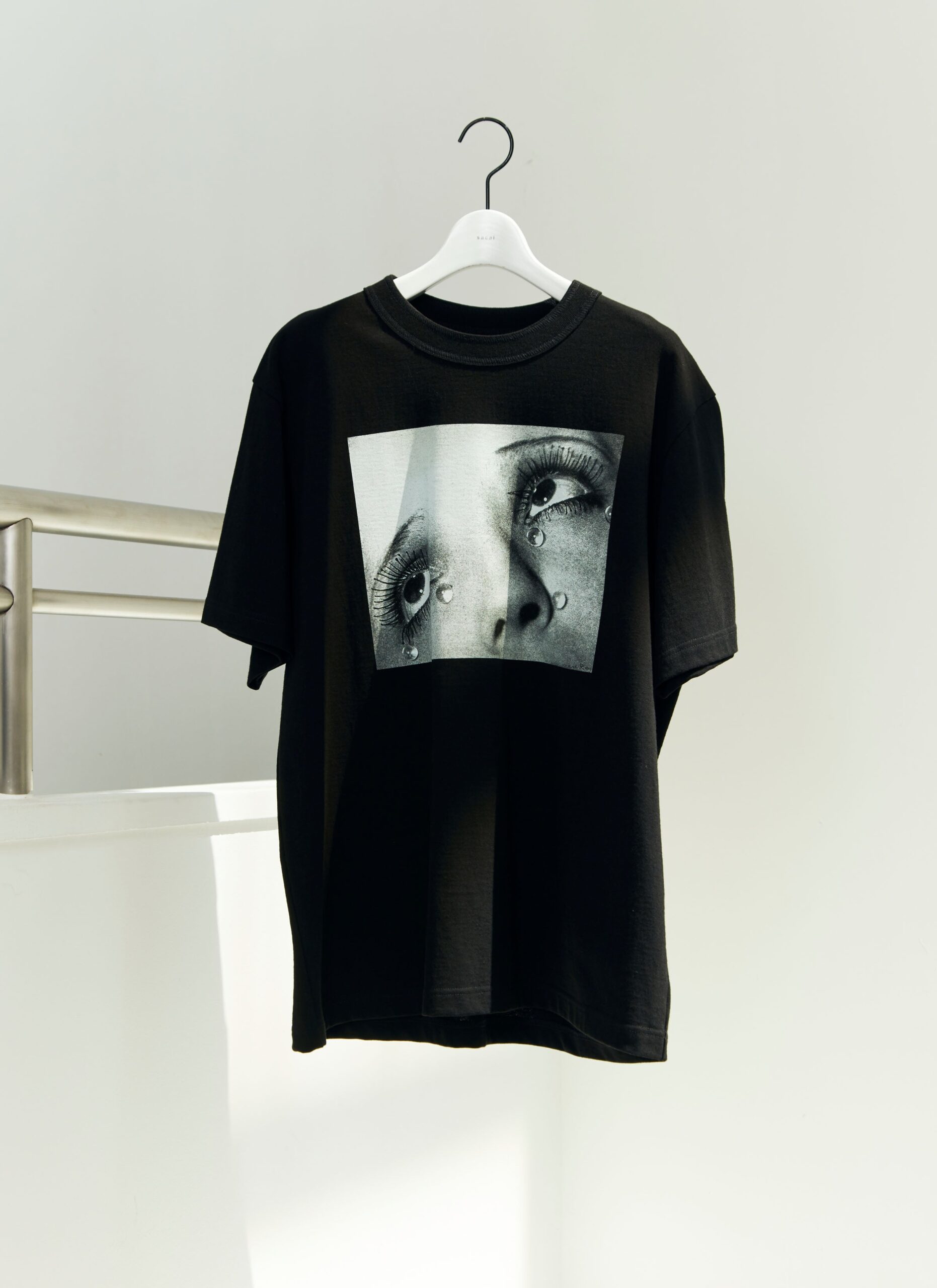 SACAI Tシャツ マン・レイ（Man Ray）プリント-黒-25AW| Sacai