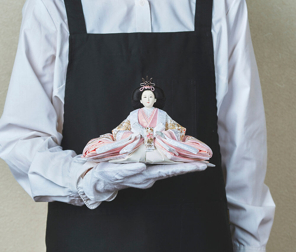 純白、絹のおひなさま – 人形工房 左京
