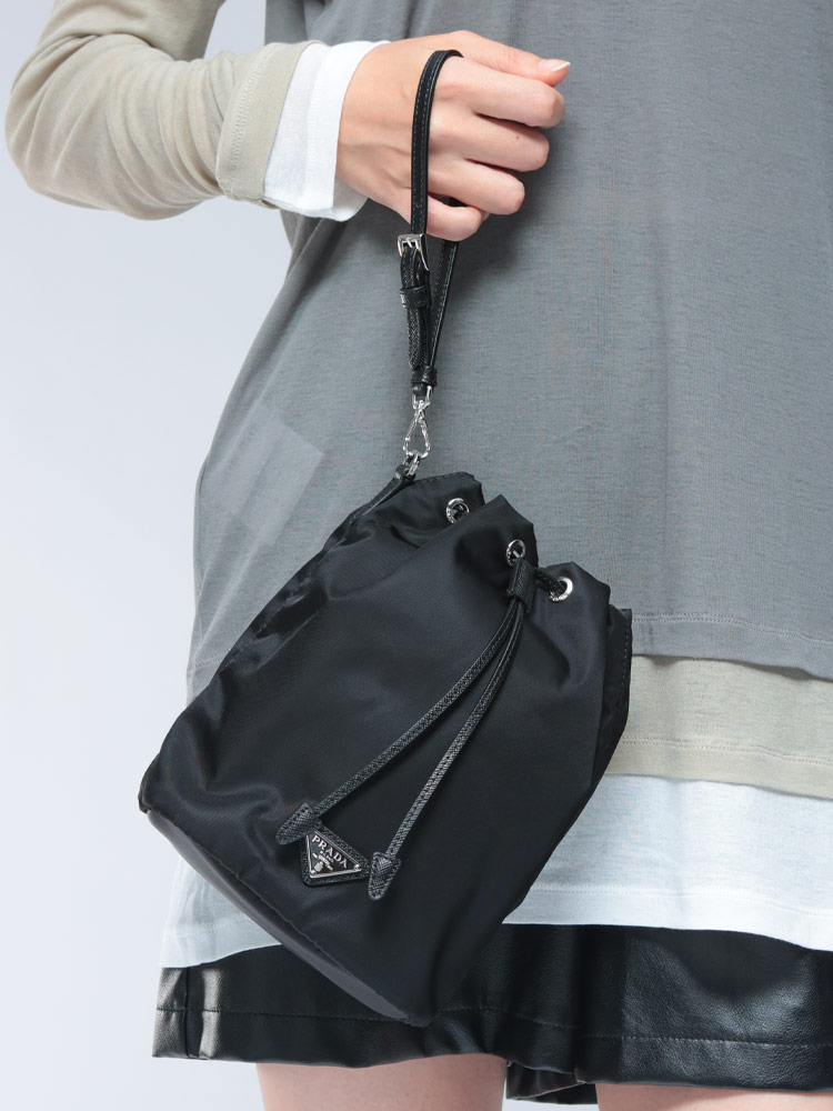 PRADA (プラダ) Re-Nylon トライアングルロゴ ポーチ PRL1NS369R067