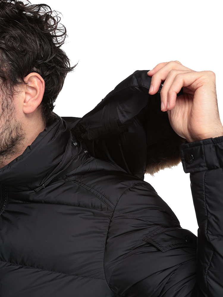 MONCLER (モンクレール) ファーフード着脱 肩ポケット付き ショート