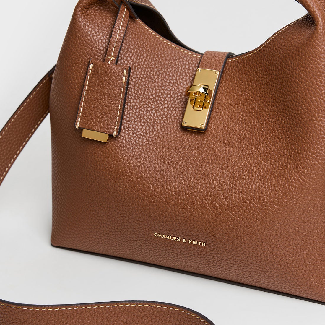 CHARLES & KEITH Chance チャンス メタリックアクセントバケットバッグ