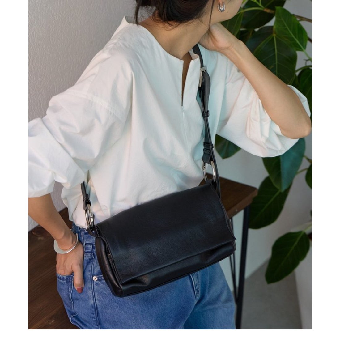 ビアズリー BEARDSLEY レザーボディバッグ （silver） - ファッション