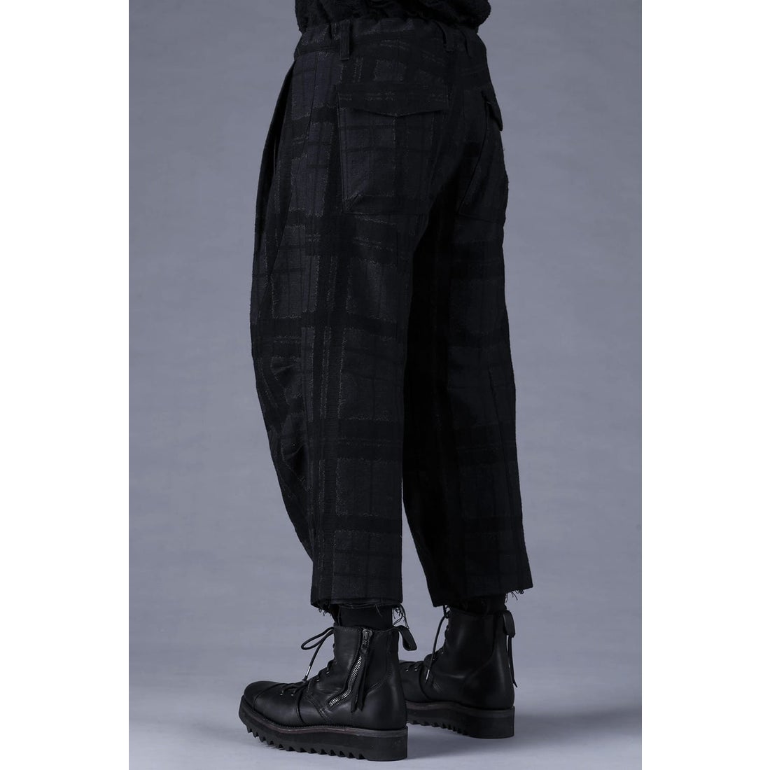 D.HYGEN Distraction Check Jacquard Tuck Wide Cropped Pants （Black