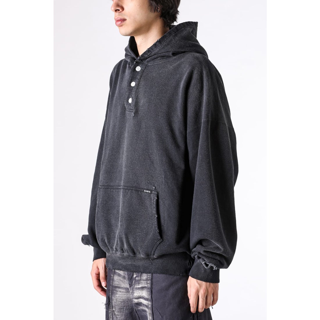カミヤ KAMIYA Distressed Henry Neck Hoodie （Black） -FASCINATE