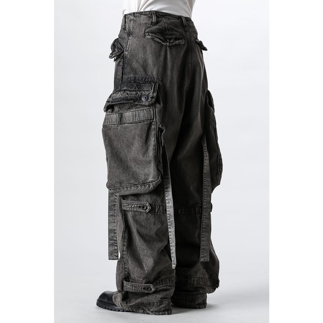 ユリウス JULIUS 12oz Denim Wide Gasmask Cargo Pants（CHARCOAL