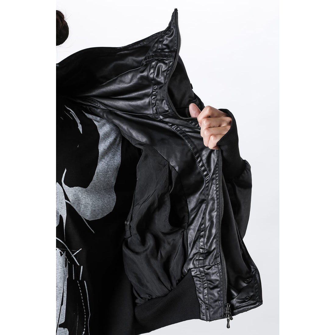 ユリウス JULIUS Coated Satin Short Hooded Blouson（BLACK