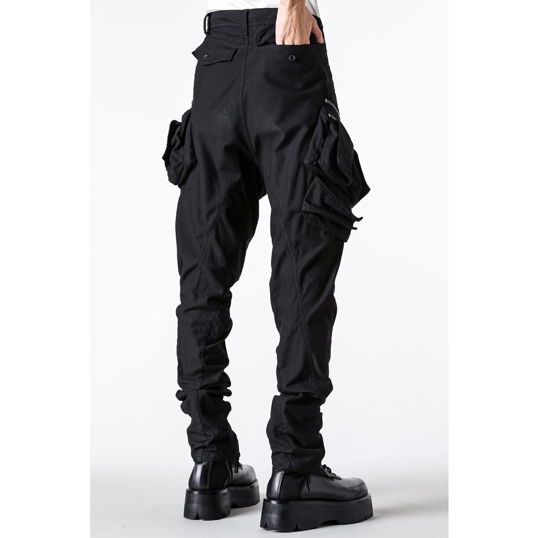 ユリウス JULIUS COTTON SATIN BACK TROUSERS （BLACK） -FASCINATE
