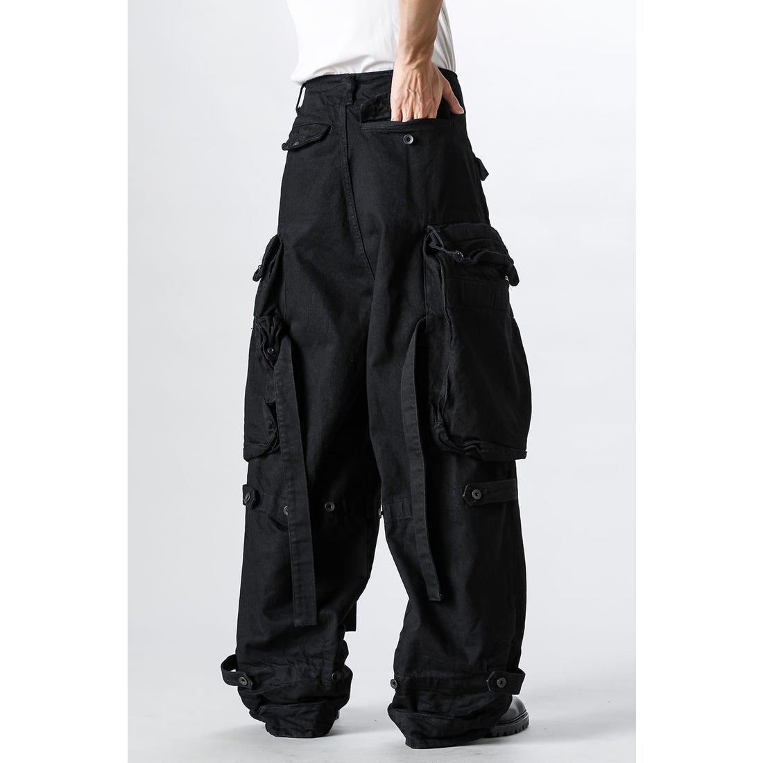 ユリウス JULIUS 12oz Denim Wide Gasmask Cargo Pants（BLACK