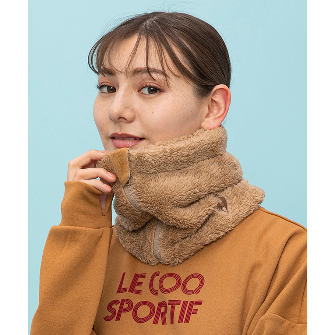 le coq sportif フロントファスナーボアネックウォーマー -デサント