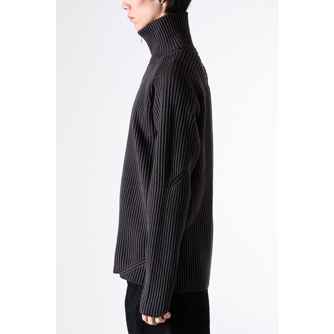 オマールアフリディ Omar Afridi ARTICULATED DRIVERS KNIT SWEATER