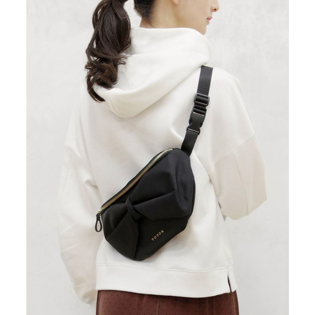 トッカ TOCCA 【撥水】RIBBON KNOT BODY BAG ボディバッグ （ベージュ