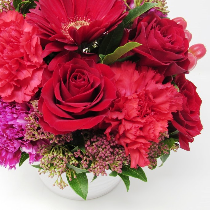 赤いラウンドアレンジ - 泉ヶ丘駅前の花屋 | 泉北花園