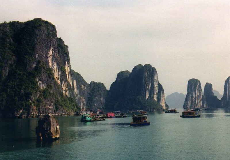 ベトナムの世界遺産「ハロン湾」｜エメラルドグリーンの絶景奇岩地帯を