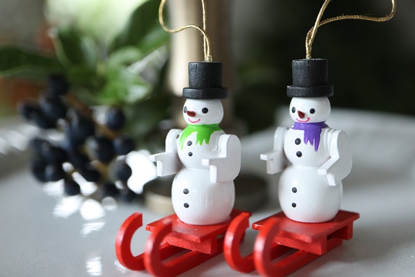 GNオーナメント 雪だるまとソリ – ドイツ・ザイフェンの木のおもちゃ