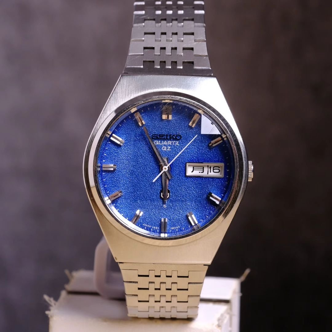 Seiko Quartz QZ 0923 - 8020 blue sand dial from October 1974
