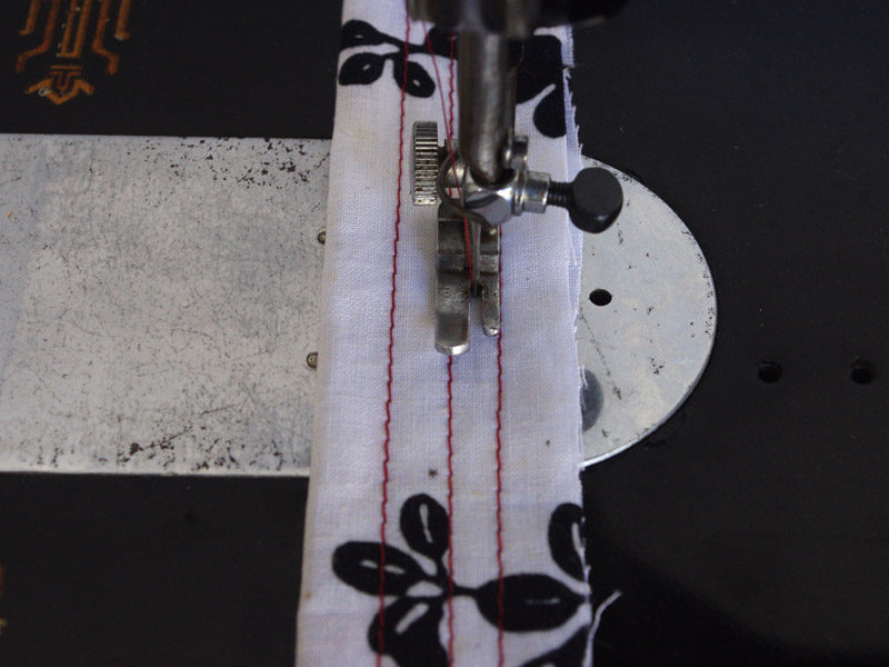 No.553 MITSUBISHI 三菱電機製 家庭用足踏みミシン：アンティーク