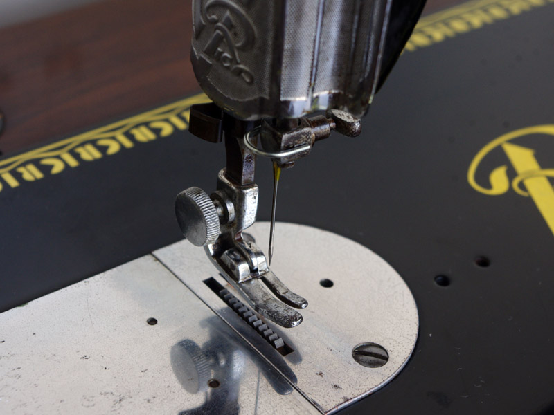 No.572 RICCAR リッカー製 家庭用足踏みミシン：アンティークミシン