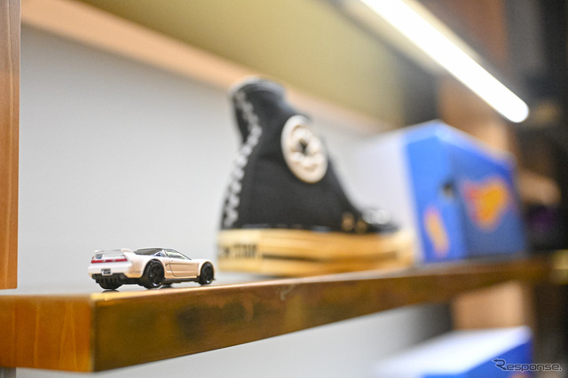 ホットウィールとコンバースがコラボ、日本限定のスニーカーを発売