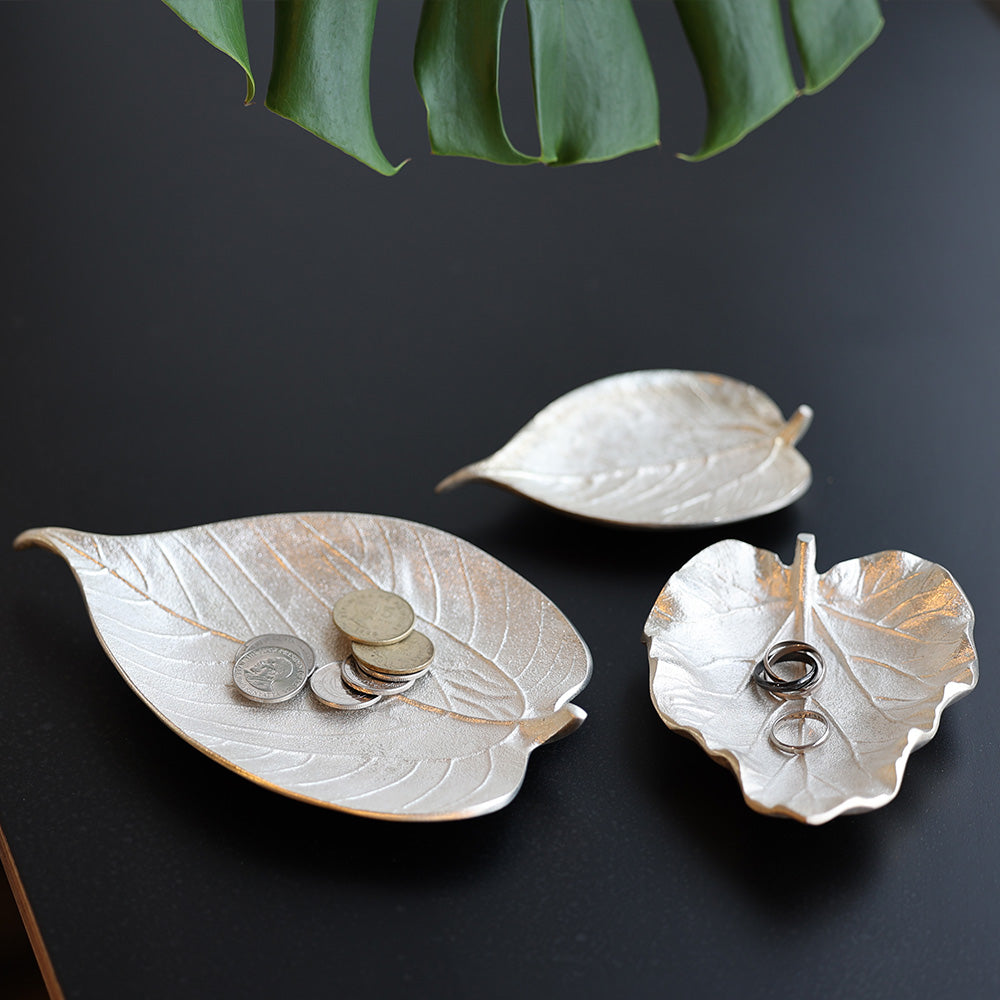使い込むほど味わい深くなる、経年変化を楽しめるトレー LEAF TRAY