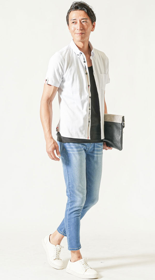 白シャツ 黒タンクトップ ブリーチデニムパンツ 白スニーカー