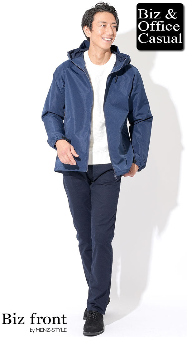 ネイビーマウンテンパーカー×白Tシャツ×ネイビースリムパンツ