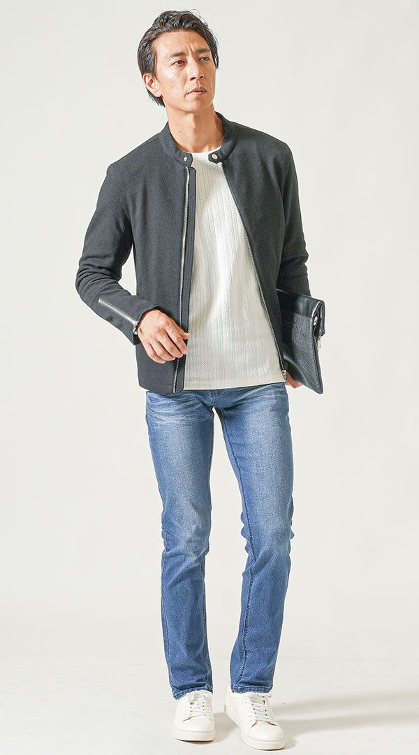 黒ライダースジャケット 白Tシャツ ダークブルーデニムパンツの