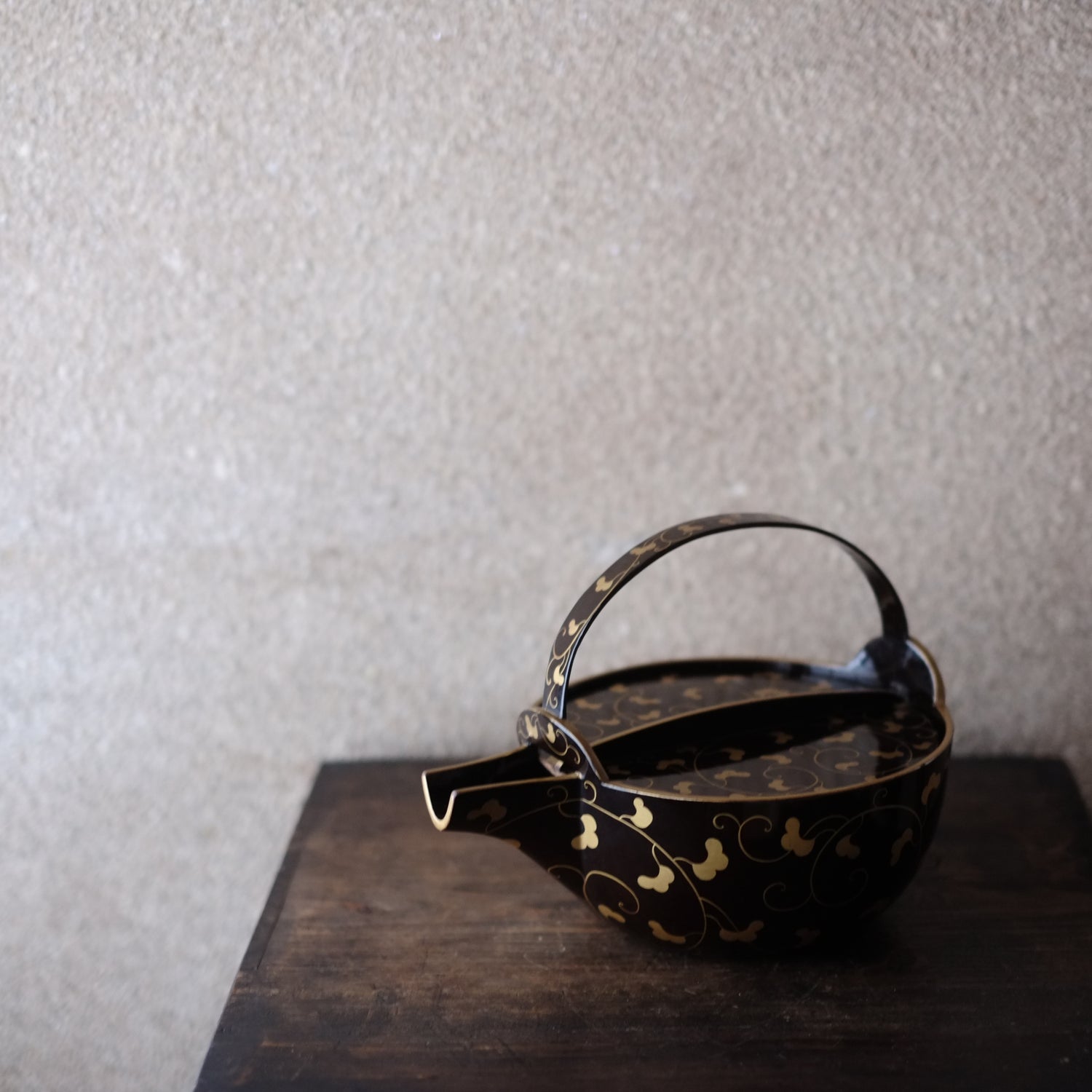 時代 鉄地漆唐草蒔絵 燗鍋 銚子 (明治期頃) 時代箱付 – 逢季荘