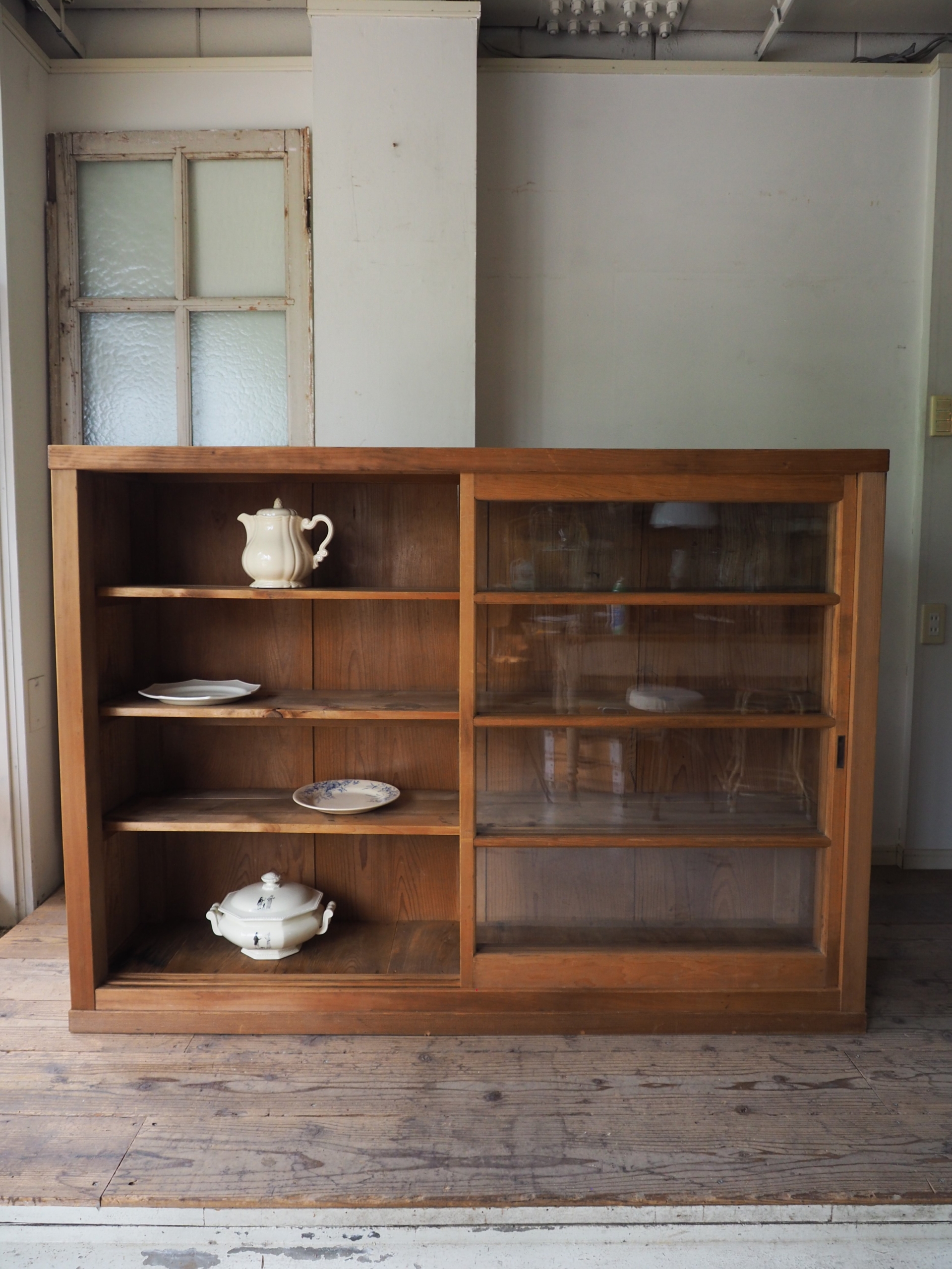 ks-0908 ガラス引き戸棚 横長 大型 | antiques-educo online shop