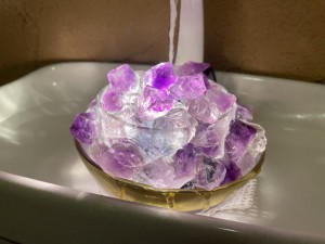 クリスタルファウンテン大アメジストとローズクォーツガラスの器と陶器