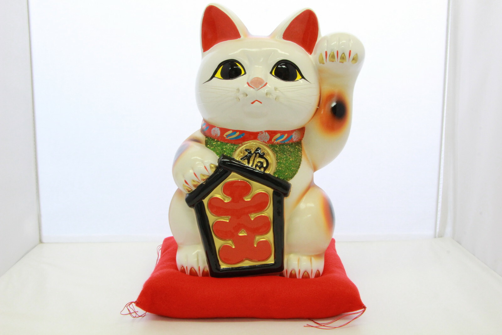 楽天市場】8号招き猫小判白手長(座布団付) 【楽ギフ_包装】 【楽ギフ_