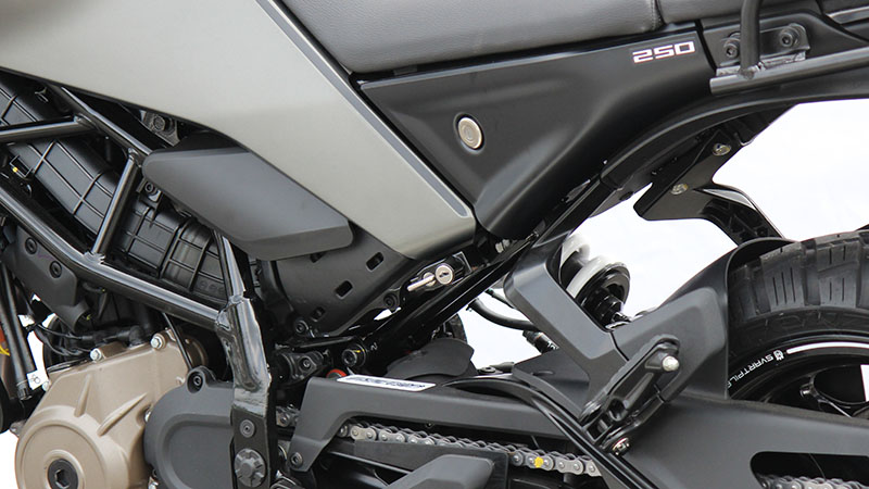 ヘルメットロック スヴァルトピレン250/401 24Y-・ヴィットピレン401