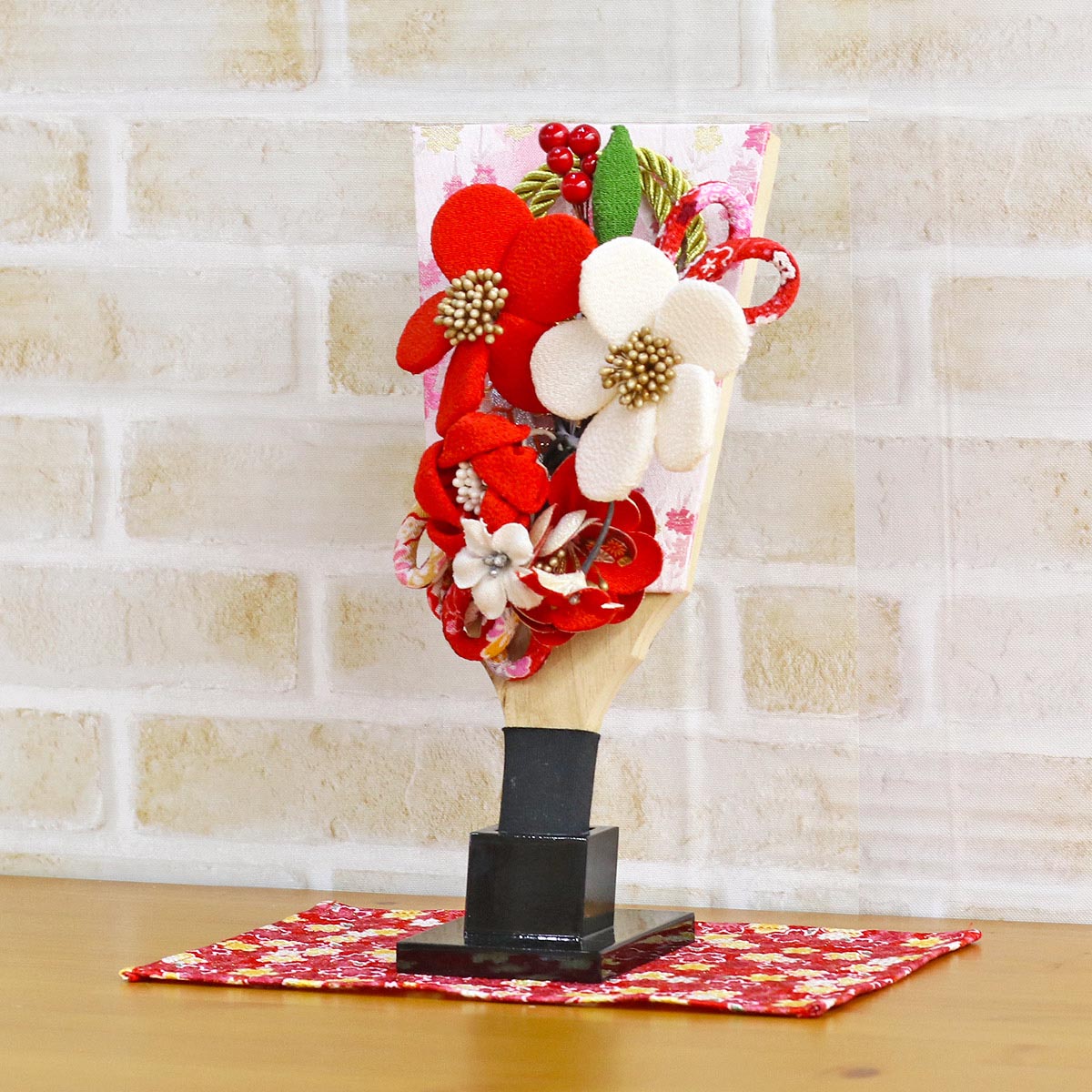 羽子板 お祝い 初正月 ちりめん細工髪飾り付き 敷き布セット : 雛人形